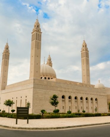 Sultan,Qaboos,Mosque,Stands,Majestically,In,Oman,Showcasing,Islamic,Architecture